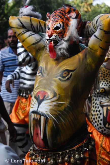 Roaring Tiger --- Viyyur Desham Team Departng for the Pulikali